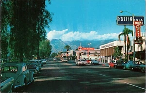 Postkarte 1960er Ontario Kalifornien Innenstadt Straßenansicht Schilder alte Autos Chrom - Bild 1 von 2