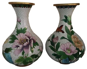 Paar alte chinesische Cloisonne Vasen 10 1/2" H emailliertes Messing Blumenmotiv - Bild 1 von 5