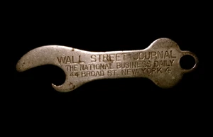 Portachiavi vintage WALL STREET JOURNAL GIORNALE NEW YORK PUBBLICITARIO APRIBOTTIGLIE - Foto 1 di 2
