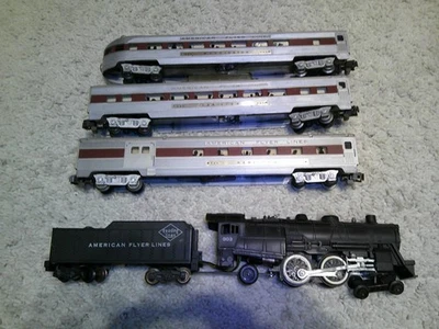 Vaporizador S GUAGE AMERICAN FLYER #303 4-4-2 CON VAGONES DE PASAJEROS A RAYAS MARRONES Foto 1 de 4