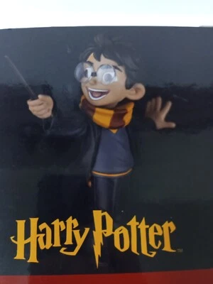 Harry Potter Q Figura Adulto Coleccionable Juguete Harry's Primer Hechizo Caja de Botín  Foto 1 de 4