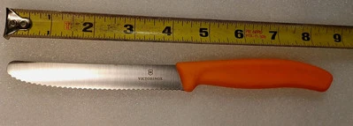 Cuchillo utilitario Victorinox dentado nariz de toro de 4,25" con mango de nailon naranja Foto 1 de 4