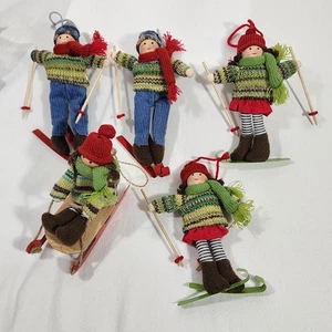 5 Ornamenti Albero di Natale 4 Sci 1 Slitta Bersaglio Metallo Sci Legno Bambole Teste - Foto 1 di 12