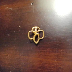 Vintage 1970s Girl Scouts Brownie Membership Brass Trefoil Pin - Picture 1 of 3