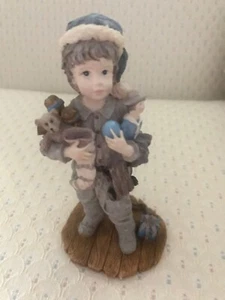 Kleiner Junge in blauer Weihnachtsmütze & seine PJs halten Teddy, Ball, Strumpf + - Bild 1 von 4