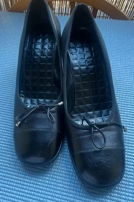 Bailarina de ballet de cuero negro Chanel 37 1/2 tacón zapatos de salón arco Foto 1 de 4