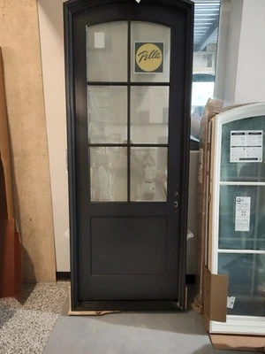 Puerta exterior de madera revestida de aluminio Pella reserva especial Foto 1 de 3