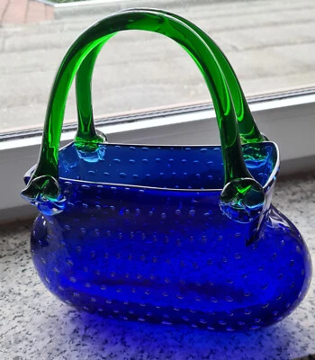 Murano-Glas-Vase in Taschen Form - Handtasche in blau mit grünem Tragegriff - Bild 1 von 2