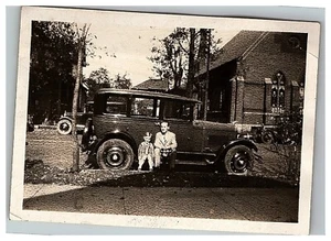 Foto d'epoca vera auto modello classico uomo e bambino in posa - Foto 1 di 3