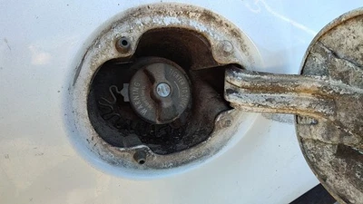 Conjunto de cuello de llenado de combustible Ford Taurus 2000-2003 con tapa de gasolina OEM YF1Z9034AFFV Foto 1 de 2