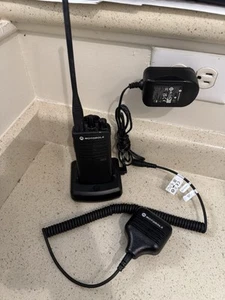 Motorola RDU4100 RU4100BKN9AA 10ch UHF Radio w/ Battery / Antenna / charger - Zdjęcie 1 z 8