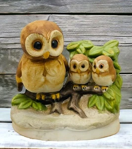 FIGURA DE COLECCIÓN BÚHO Y BÚHOS MARRONES BISQUE MAMÁ BEBÉS PLUMAS COREA RAMA SENTADA - Imagen 1 de 15