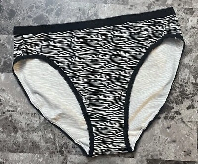 NUEVO CON ETIQUETAS BRAGAS VICTORIA'S SECRET M NEGRAS BLANCAS CEBRA PICOT LOGO BANDA PIERNA ALTA Foto 1 de 4