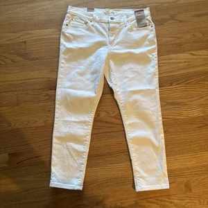 White Womens Levi's New Boyfriend Mid Rise Jeans Size 32x27 27" inseam NWT - Picture 1 of 10