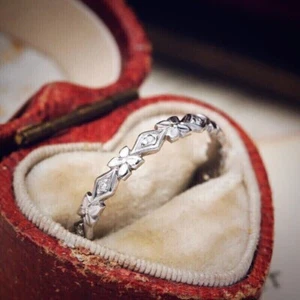 Anello Fede Nuziale 2,30Ct Art Deco Vintage VVS1 Moissanite Placcato Oro Bianco 14k - Foto 1 di 4