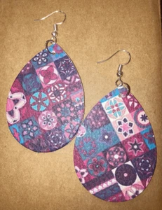Pendientes colgantes estilo boho de imitación de cuero inspirados en edredón. - Imagen 1 de 3