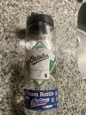 Baltimore Orioles Cal Ripken Jr. Botella de agua de plástico con pajita. Foto 1 de 2