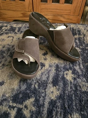 Sandália Donald Pliner plataforma cunha chinelo em couro marrom feminina tamanho 7,5M - Imagem 1 de 4