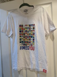 Rara Camisa Umbro Panini Hombres Mediana Fútbol Fútbol Gráfico Deporte Te extraño - Imagen 1 de 7
