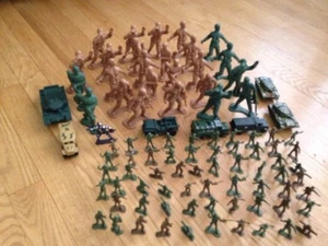 Vintage Plastic Army Men Soldiers Large And Small Figures Original Owner - Picture 1 of 1