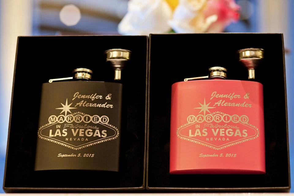 Frascos personalizados casados em fabulosos Las Vegas para noiva + noivo, conjunto de 2 - Imagem 1 de 1