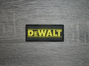 Parche de hierro bordado negro/amarillo DeWalt Tools 3,5" x 1,5" - Imagen 1 de 2
