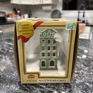 N Scale Model Power 2578 Podiatrist Lighted Office Building & 2 Figurines - Picture 1 of 5