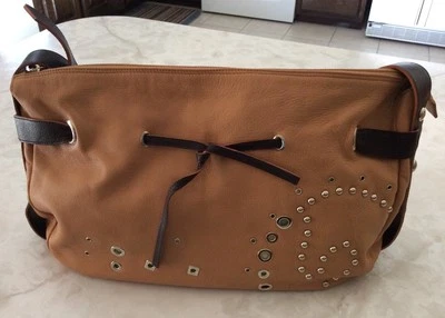 Petusco 骆驼鹅卵石皮革手提包带马头耳钉和索环细节  — 第 1/4 张图片