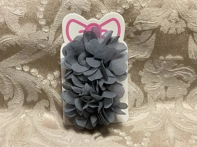 Juego de pasadores de pelo florales adorables con flores de gasa gris para niñas Foto 1 de 4