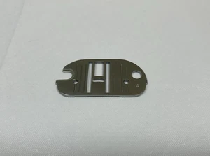 NEEDLE THROAT PLATE Singer 9334 935U 9408 9410 9416 9420 9423 9430 9432 9444 + - Picture 1 of 2