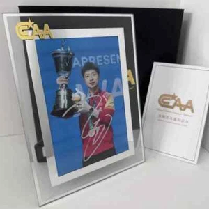 Fotos autografiadas de Ma Long con marco de fotos regalos 马龙签名照带相框 - Imagen 1 de 1