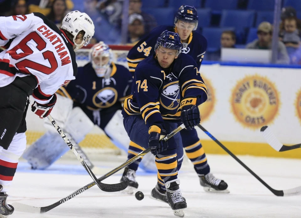 VACLA KARABECEK 8X10 PHOTO HOCKEY BUFFALO SABRES PICTURE NHL - Image 1 of 1