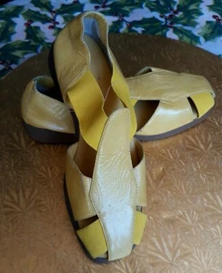 Gorgeous AEROSOLES Yellow LEATHER Women Size 7 M Cut-Out Beige Sole Sandals - Picture 1 of 5