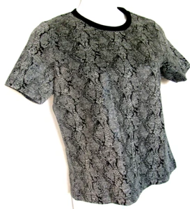 Blusa elástica de piel de serpiente con estampado animal negra gris tejida con textura mediana - Imagen 1 de 10
