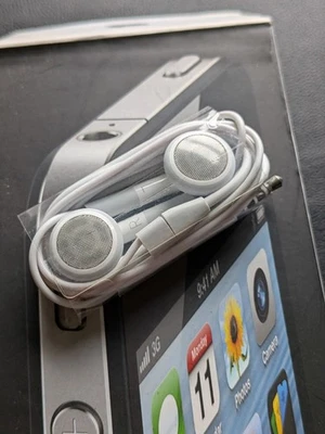 Genuine Apple Wired Stereo Earphones - Aux/Audio 3.5mm - iPhone 4, Earbuds - Image 1 of 4
