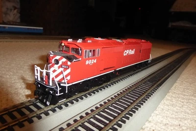 Bowser Executive Line HO GMD SD40-2F CP#9024  DCC Ready - Image 1 of 4
