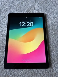 Apple iPad 6th Generation MR7F2LL/A A1893 32GB 9.7" WiFi Only Tablet Mint - Afbeelding 1 van 12