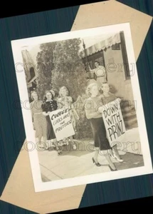1938 Press Photo 1930s College Girls Protest Against Director LeRoy Prinz - Picture 1 of 2