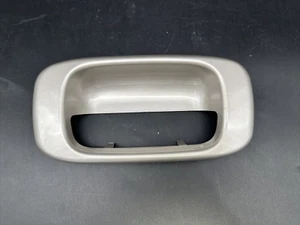 99-07 Chevy GMC Silverado Sierra Tailgate Bezel Fine Silver Birch Metallic. - Foto 1 di 7