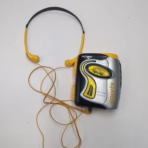 Reproductor de casete AM/FM deportivo Walkman Sony WM-FS111 con auriculares - Imagen 1 de 9