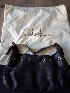 Auténtico Bolso de Mano COLE HAAN Cuero Negro USADO VINTAGE viene con bolsa para el polvo - Imagen 1 de 8