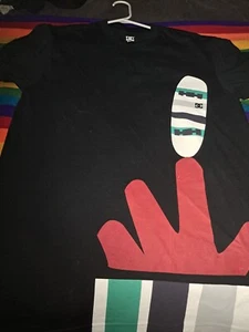 DC Black T- SHIRT Large  - Picture 1 of 3