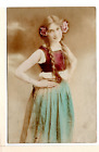 1907 Przyciemniana pocztówka RPPC Ładna młoda dama Niebiesko-czerwona sukienka Kucyk Ogony-PP8