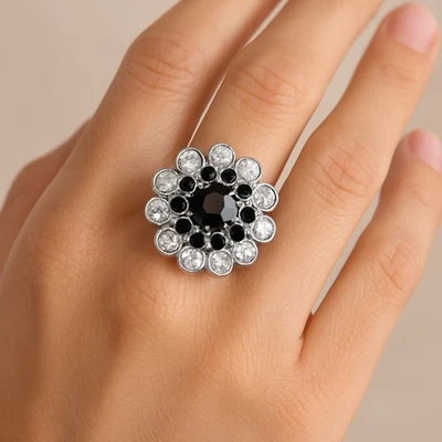 Anillo de cóctel vintage con halo de zafiro simulado joyería inmobiliaria usado talla 7,5 Foto 1 de 4