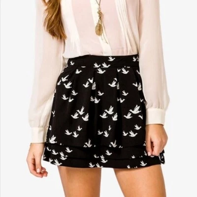 Linda falda negra plisada para colegiala Forever 21 capas con palomas blancas Foto 1 de 4