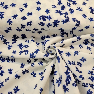 White Crepe de Chine with Tossed Blue Flowers - Designer Overstock, from Italy Foto 1 de 3