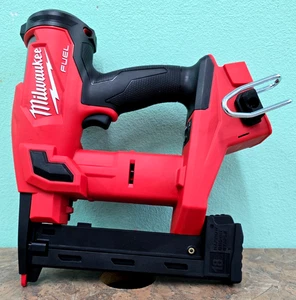 Grapadora corona estrecha Milwaukee 2749-20 - 18Ga 1/4" (SOLO HERRAMIENTA) - Imagen 1 de 17