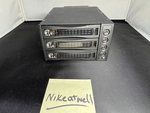 iStarUSA 2X5,25 Zoll auf 3X3,5 Zoll SATA Käfig - BPU-230SATA-BPL mit Hot-Swap Trays! - Bild 1 von 8