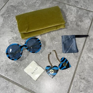 Gucci occhiali da sole rotondi charm cuore catena oro blu nero zebrato NUOVI GG0726S 006 - Foto 1 di 24