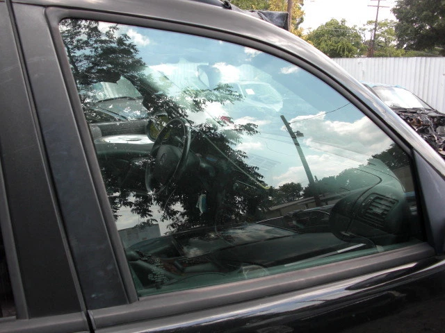 1998 1999 2000 2001 MERCEDES-BENZ W163  ML430 FRONT RIGHT DOOR GLASS - Image 1 of 1